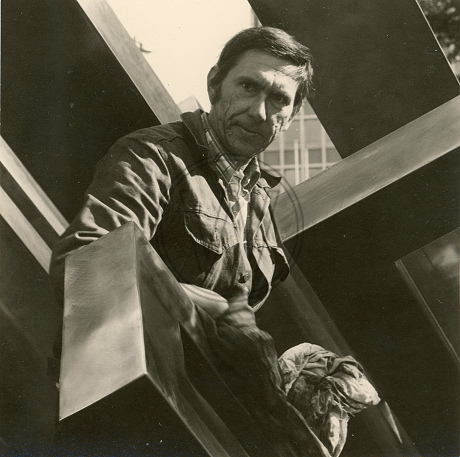 Bildhauer Volkmar Haase mit seiner Skulptur Laokoon II